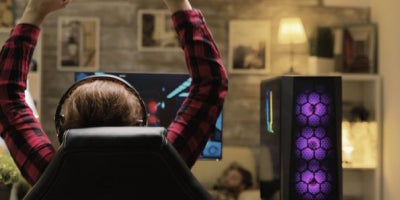 maxxcommunity blog, Internet for gaming, internet speed for gaming, girl winning a game on pc