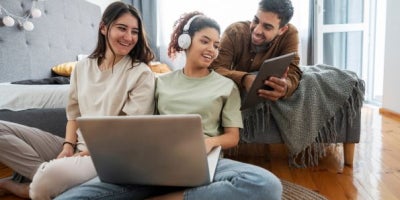 maxxcommunity blog, optimize internet, how to optimize internet connection, faster browsing, friends in bedroom on devices