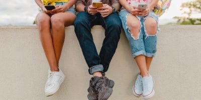 maxxcommunity blog, internet saftey tips, students on phones, online saftey for students