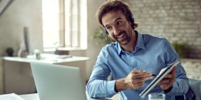 maxxcommunity blog, business wifi, wifi for business, image of worker on call with customer