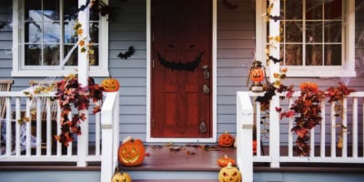 haunted hayride, haunted houses in mississippi, image of a halloween decorated porch