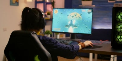 fiber internet for gaming, girl gaming on pc, pc internet