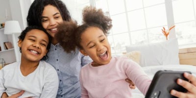 maxxmobile, bundling phone and internet, happy family on phone