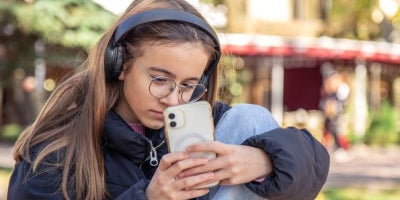 free parental control app, parental controls, tween girl on phone