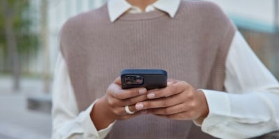 what is a mobile hotspot, how does a hotspot work, woman on phone outside