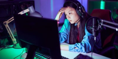 troubleshoot gaming network, how to stop lag, woman gaming