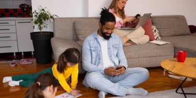 what is a mesh network, what is a wifi extender, family on devices