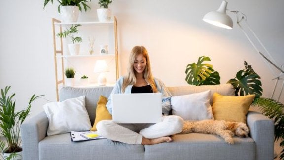 maxxsouth blog, what internet speed to get for college students, college student on couch with dog