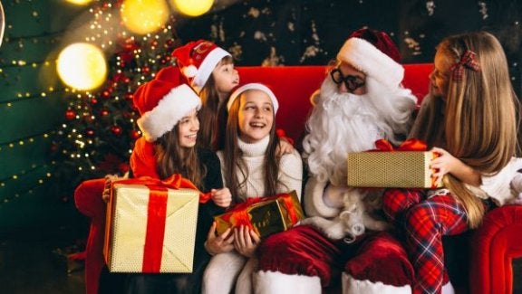 maxxcommunity blog, holiday activities in Mississipi, family with santa event image