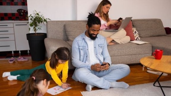 what is a mesh network, what is a wifi extender, family on devices