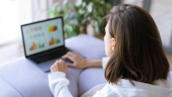 internet speed test, why speed test results vary, woman on laptop looking at charts and graphs