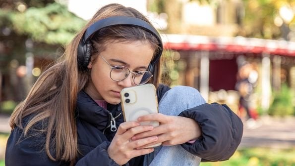 free parental control app, parental controls, tween girl on phone