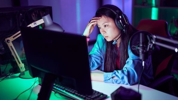 troubleshoot gaming network, how to stop lag, woman gaming